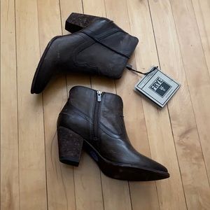 NWT; Frye Jennifer Ankle Bootie